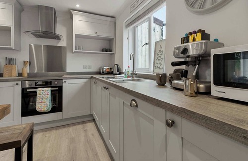 Newton Saint Cyres House | Tor Cottage -Private Hot Tub & Communal Swimming Pool with Fishing nearby