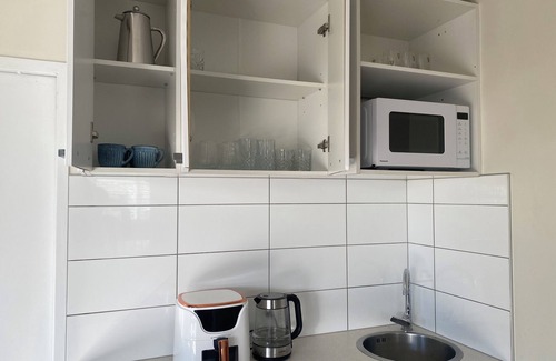 Torbay House | Torbay by the sea- self contained with parking, outdoor area and transport links