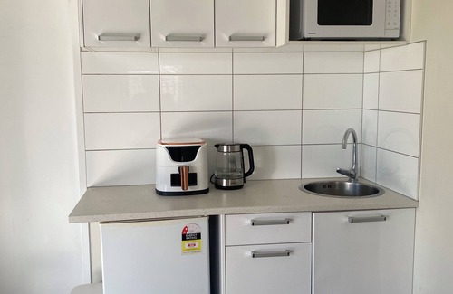 Torbay House | Torbay by the sea- self contained with parking, outdoor area and transport links