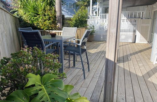 Torbay House | Torbay by the sea- self contained with parking, outdoor area and transport links