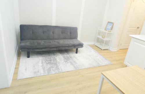 Grange Park House | Toronto Budget Central Stay