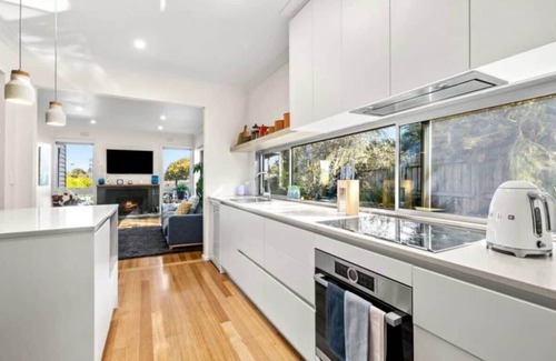 Torquay House | Torquay Springs with pool, 600m to beach