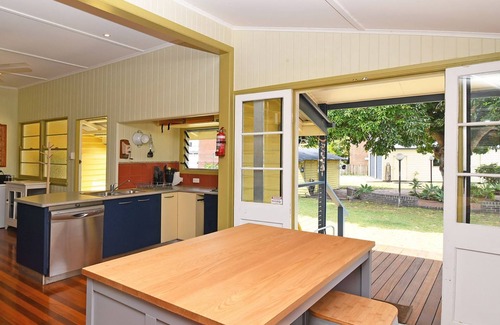 Torquay House | Torquay Treasure - Located in beautiful Hervey Bay less than 100m walk to the beach