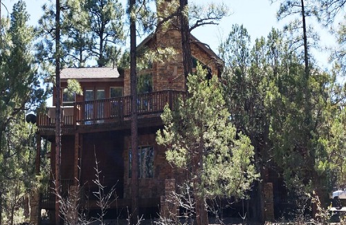 Torreon Cabin | Torreon 3000sqft cabin 1 acre, river, FREE WIFI, OK PETS✔ BEAT THE HEAT!