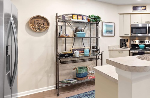 St. Petersburg Condo | TOTALLY UPDATED, SPACIOUS/Clean, SEE MY RAVE REVIEWS! HIGHLY REQUESTED