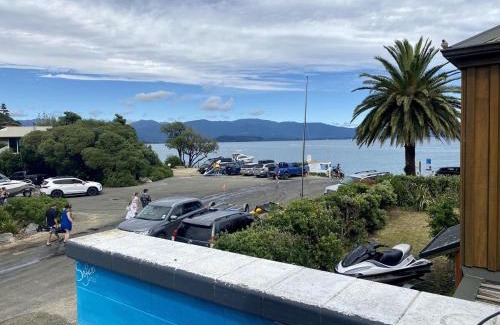 Tata Beach House | Totara Bach