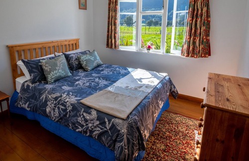 Takaka House | Totara Glen Farmhouse - Takaka Holiday Home