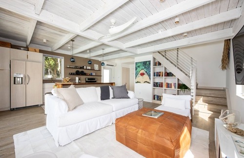 Savannah Sound House | Touch Of Class Estate 5 Bedroom Estate