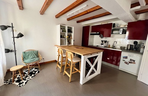 Lons-le-Saunier House | Town center house with terrace and private parking