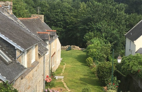 Huelgoat House | Town center house quiet terrace garden