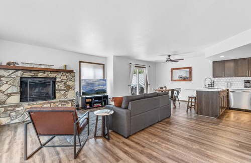 Flagstaff House | Town Home in the Pine Trees - Sleeps 5!