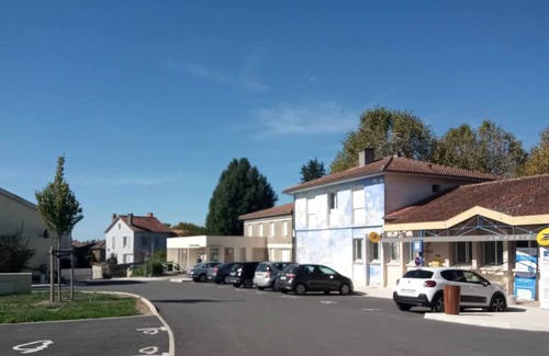 Montemboeuf House | Town House in the Centre of Montemboeuf. All Facilities Within Meters