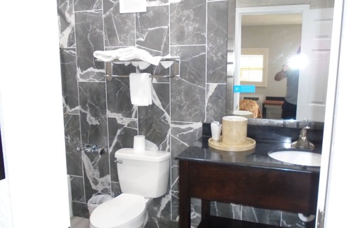 Bay City Hotel | Town House Motel