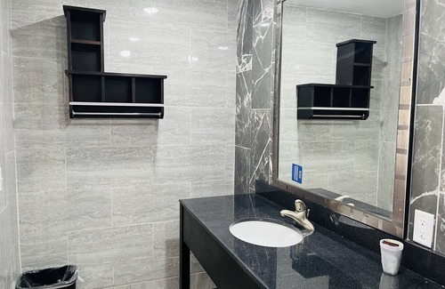 Bay City Hotel | Town House Motel
