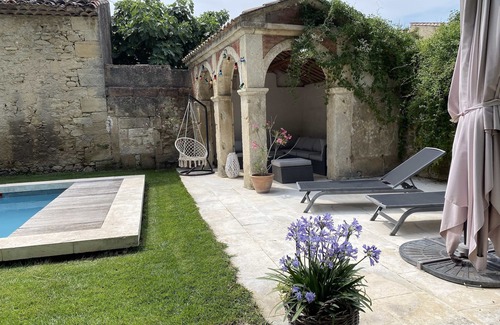 Pelissanne House | Town house with swimming pool and private garden