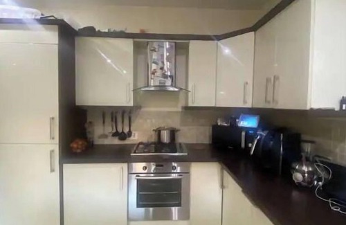 Cashel Villa | Town villa with charming garden & bbq area