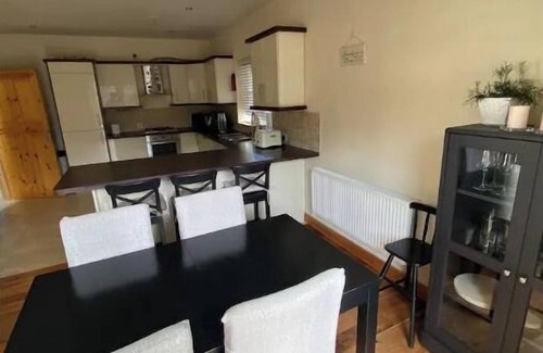 Cashel Villa | Town villa with charming garden & bbq area