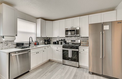 Hartford House | Townhome 1 Mi to Colt Park & Industrial District!