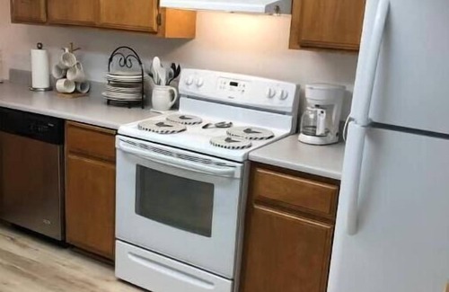 Medford House | Townhome 2 bed, 2 bath, fenced backyard & garage