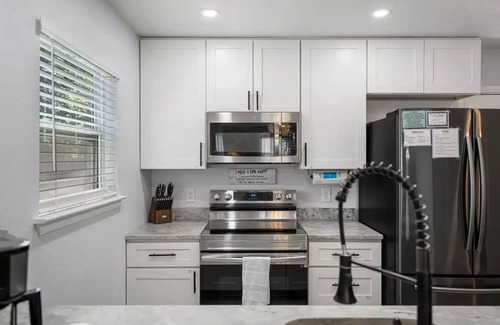 Silver Sands House | Townhome 5 minutes walk to the Beach & Free Golf Cart. Fenced backyard.