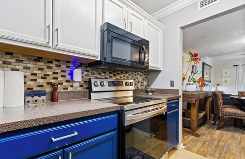 College Park House | Townhome Gem w/Balcony-College Park, WP, Downtown, Lake Eola, Universal,Disney