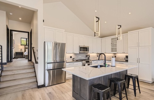Corinthian Hills House | Townhome in Dillon with epic lake and mountain views & EV Charger!