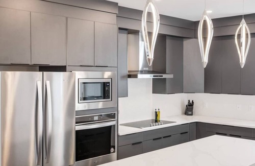 West Hillhurst House | Townhome w/Free Parking, 2 King Beds & Pet Friendly