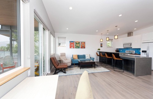 Durango House | Townhome with Awesome Views - 1 Mile to Downtown - 30+ Day Stay Required