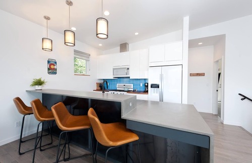 Durango House | Townhome with Awesome Views - 1 Mile to Downtown - 30+ Day Stay Required