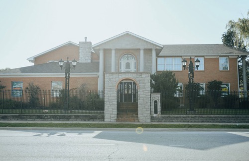 Joplin House | Townhome with Botanical Garden, Pond, Pool Access, Arcade, and Theater