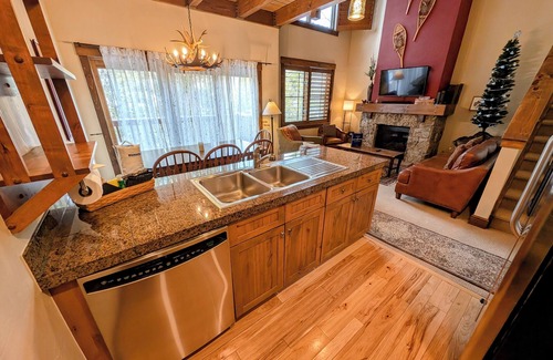 Lakeside Village House | Townhome with free shuttle & private laundry