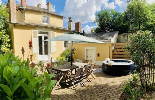 La Guerche-sur-l'Aubois House | Townhouse in the countryside with large garden and jacuzzi