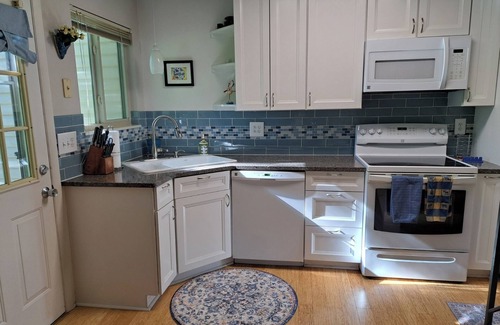 Lakewood House | Townhouse by Kendrick Lake Park with private attached garage