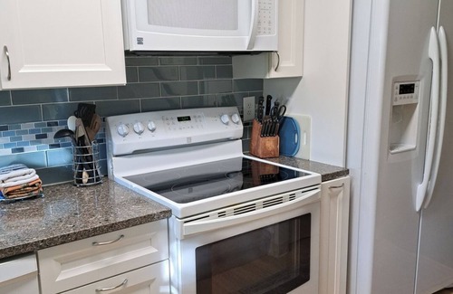 Lakewood House | Townhouse by Kendrick Lake Park with private attached garage