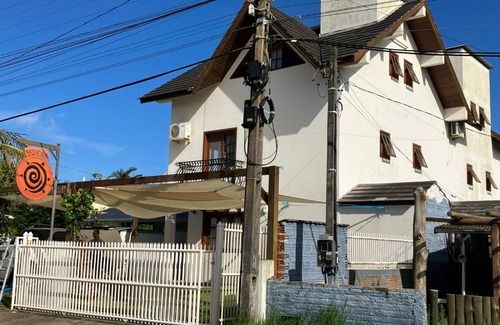 Barra de Ibiraquera Apartment | Townhouse composta por 4 triplex duas suítes a duas quadras do mar