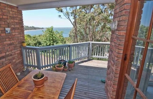 Metung House | Townhouse in Metung - Walk to Hot Springs, Village and Country Club