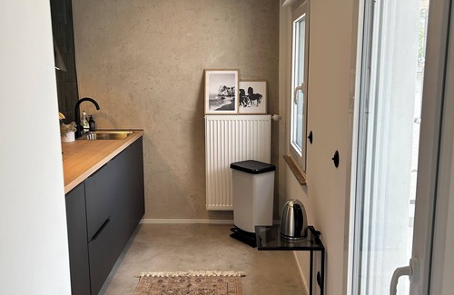 Losheim am See Apartment | TownHouse Zentral in Losheim und dennoch ruhig. Mit Bachlauf im Garten.