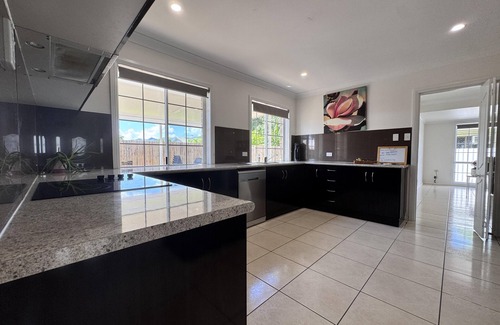 Annandale House | Townsville Apartments & Homes On Wistaria - Executive 4 bedroom house in Annandale