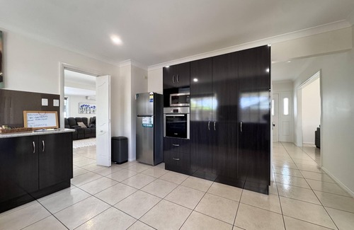 Annandale House | Townsville Apartments & Homes On Wistaria - Executive 4 bedroom house in Annandale