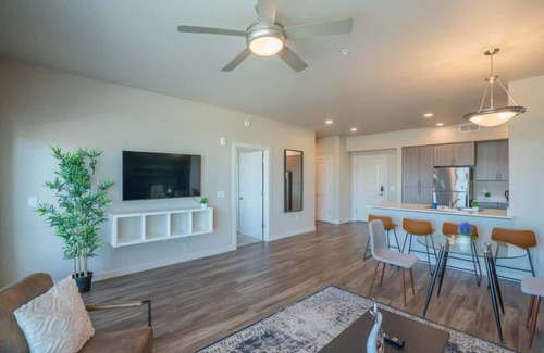 Tempe Apartment | TPC Getaway | King Bed, Pool, Gym, Parking