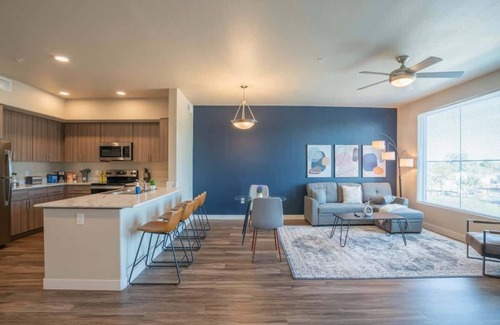 Tempe Apartment | TPC Getaway | King Bed, Pool, Gym, Parking
