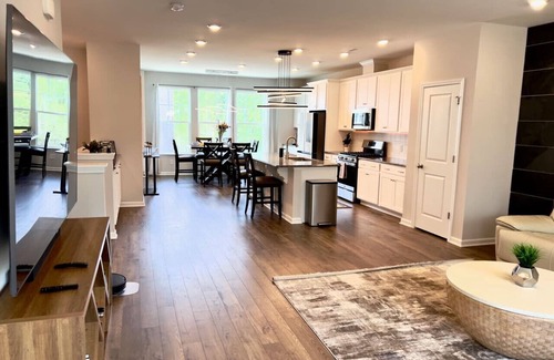 Durham House | TPV - Villa Leopolda - Executive Home w/Pools&Gym