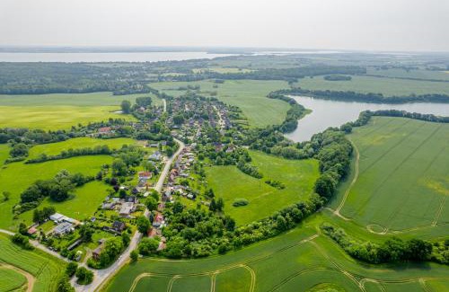 Lubstorf Apartment | Träumen unter Bäumen - Omas lütte Obstbutze am See