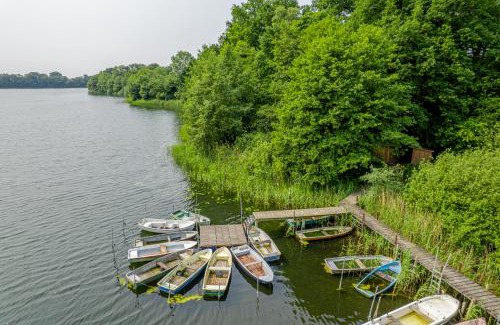 Lubstorf Apartment | Träumen unter Bäumen - Omas lütte Obstbutze am See