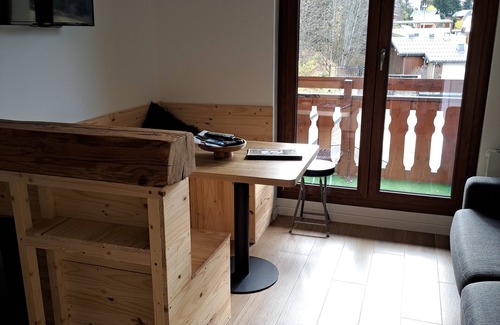 Chatel Apartment | Très Beau Studio Refait à Neuf Avec Garage Privé et Balcon à 3 mns du Centre