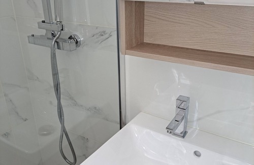 Chatel Apartment | Très Beau Studio Refait à Neuf Avec Garage Privé et Balcon à 3 mns du Centre