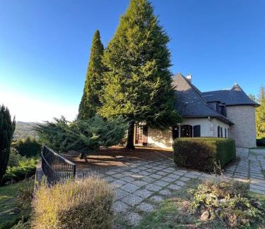 Ussel Villa | Très grande maison de caractère - 15 personnes rénovée