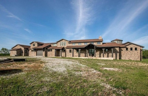 Branson House | Tracy Street Tower - 10 Bedroom