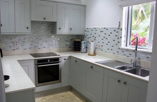 Mullins House | Tradewinds, villa with sea views & pool, 1min walk to beach.