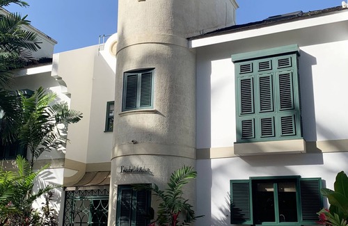 Mullins House | Tradewinds, villa with sea views & pool, 1min walk to beach.